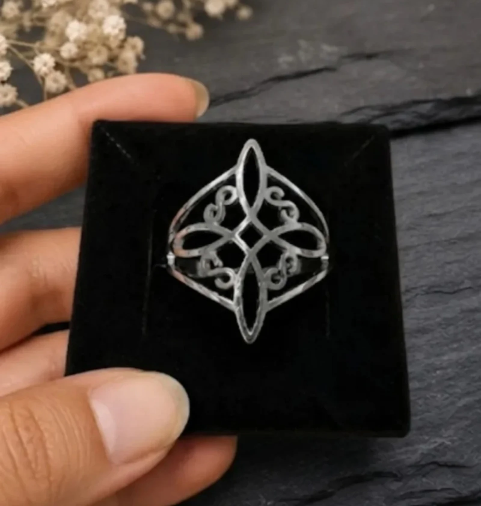 Anillo de acero nudo de bruja